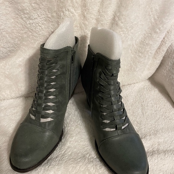 Never worn Yuu women’s gray boots. Size 12 M. - Picture 6 of 7